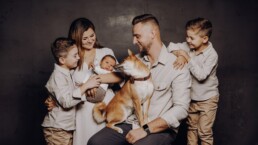 Familienfoto mit neugeborenem Familienzuwachs – Happy-Family-Shooting aus dem Hause Fotostudio Rerich